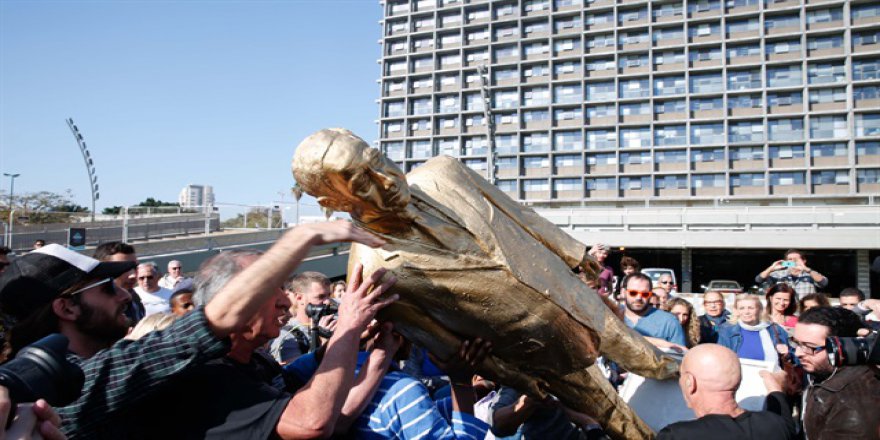 İsrailliler Netanyahu'nun heykelini yıktı