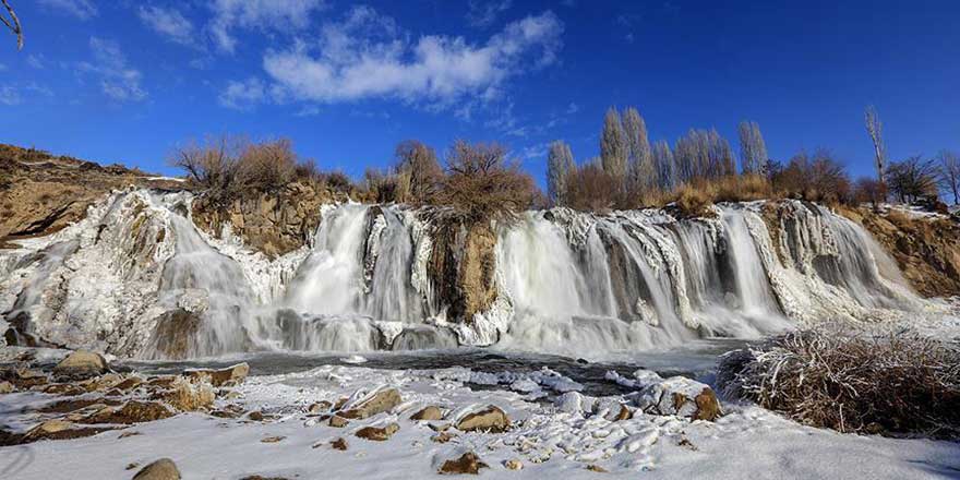 Muradiye Şelalesi dondu