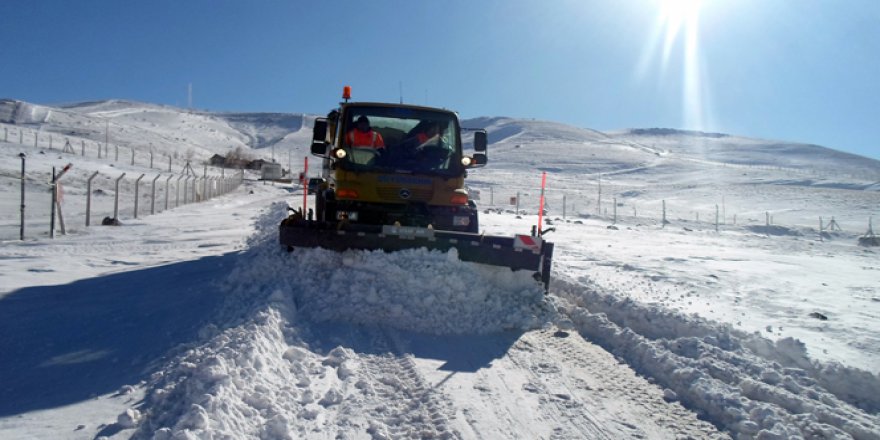Ankara Büyükşehir Belediyesi karla mücadeleye devam ediyor