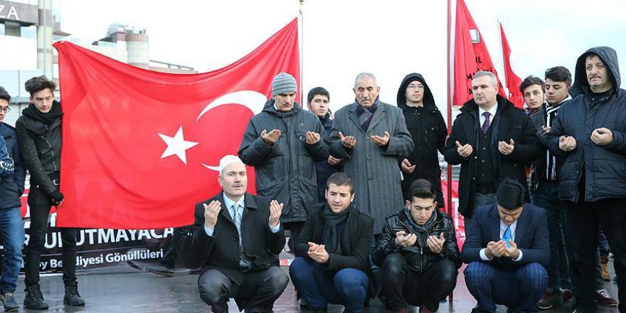 TÜGVA üyeleri şehitler tepesinde dua etti