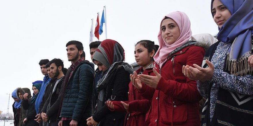 Suriyeli öğrencilerden Halep için dua