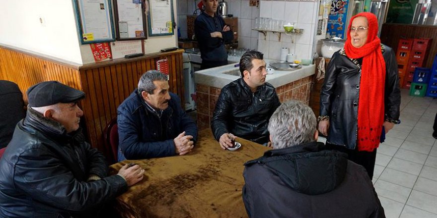 Kadın muhtar mahalleliye 'milli seferberliği' anlatıyor