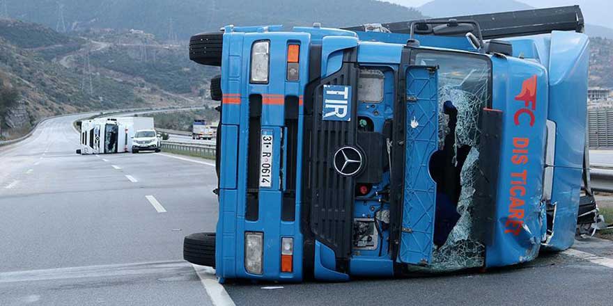 Çok şükür her zaman böyle esmiyor: Şiddetli fırtına ile tırlar devrildi