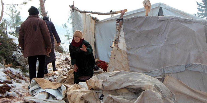 Suriye'de kar yağışı nedeniyle çadırlar çöktü