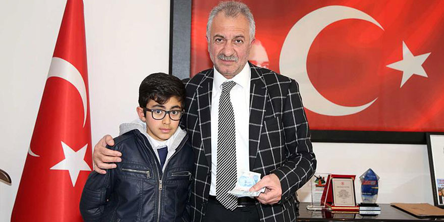 Yaşı küçük yüreği büyük: Bursunu Haleplilere bağışladı