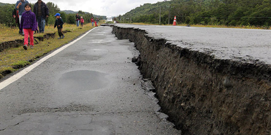 Papua Yeni Gine'de 7,9 büyüklüğünde deprem
