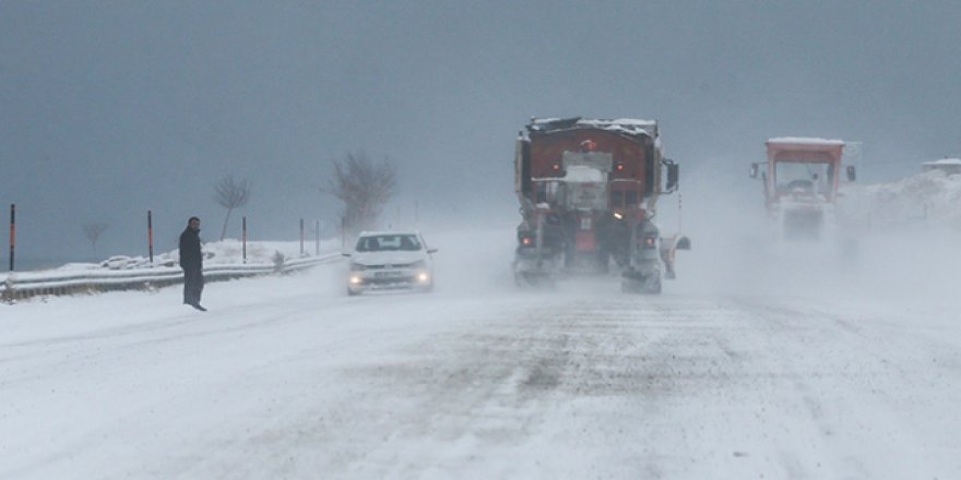 Yoğun kar yağışı bazı bölgelerde ulaşımı aksattı