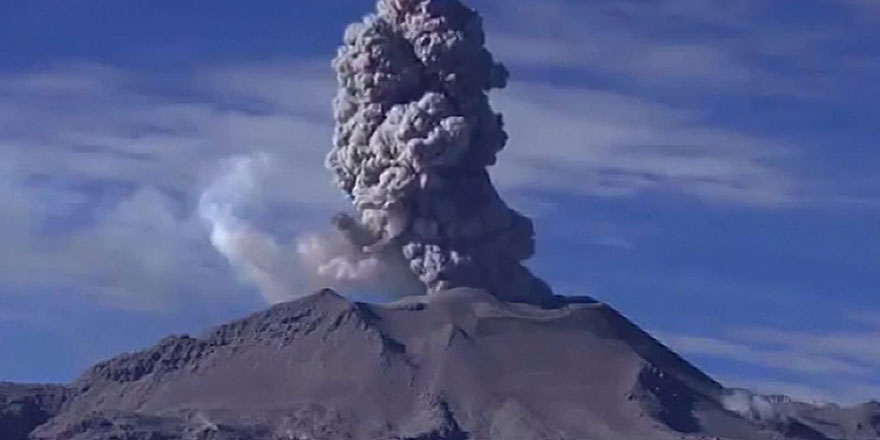'Ateşin dili' 3 bin 500 metreye püskürüyor