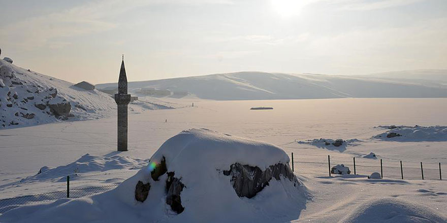 Kar ve buzlar içinde kalan minare