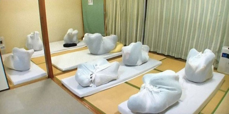 Japonlar cenin gibi kundağa sarılıyor!