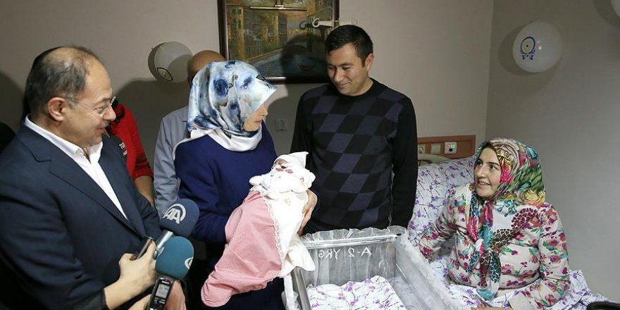 Akdağ, yeni yılın 'ilk bebeğini' ziyaret etti