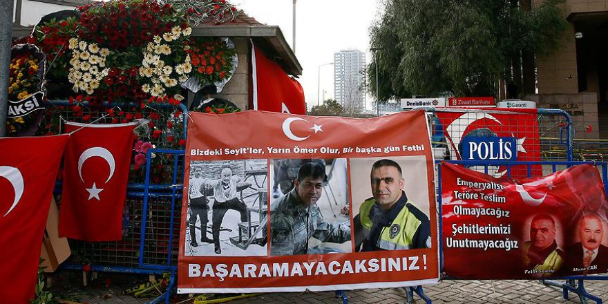 Polis memuru Sekin'in şehit düştüğü yer karanfillerle doldu