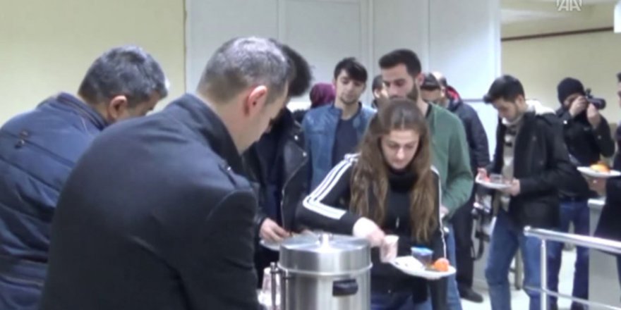 Gece ders çalışan öğrenciye ücretsiz çay ve simit