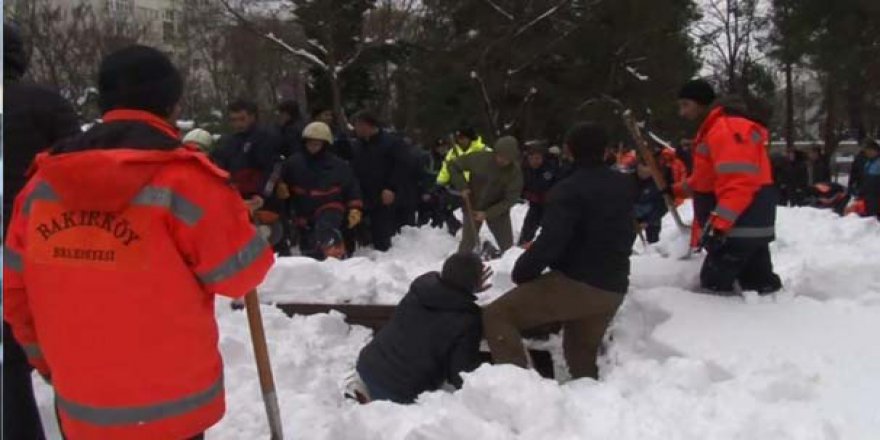 Ataköy'de camide tente çöktü