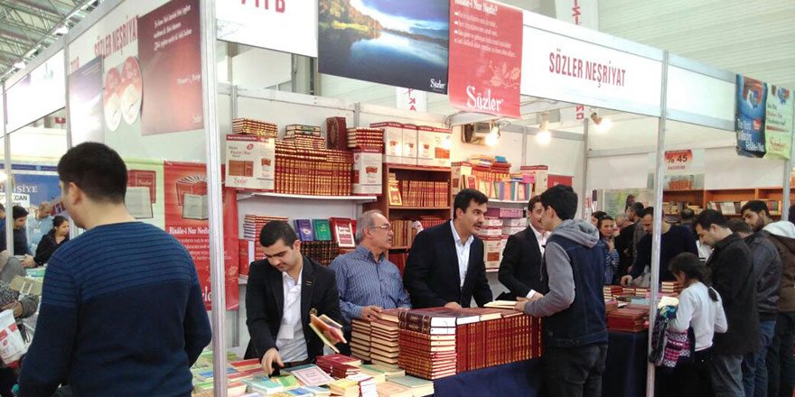 Fuarda öğrencilere Risale-i Nur hediye ediliyor