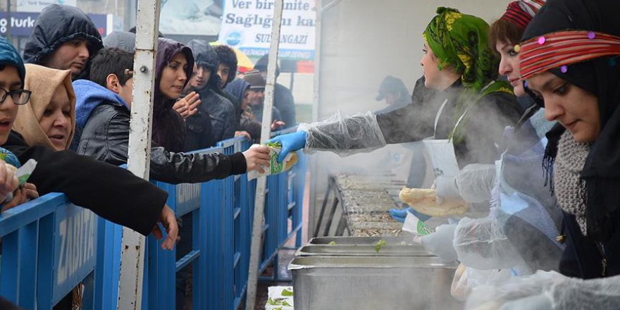 Sultangazi'de vatandaşlara 5 ton hamsi dağıtıldı