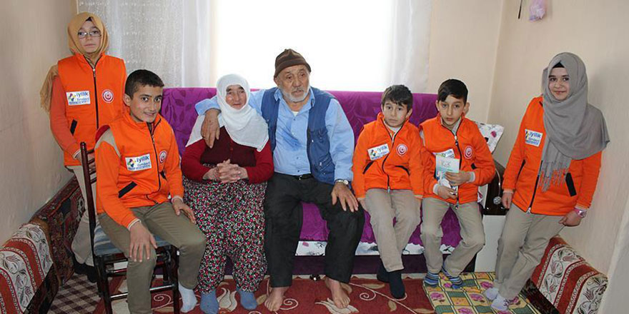 Ortaokul öğrencilerinden oluşan 'iyilik timi' iş başında