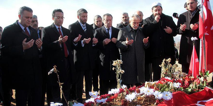 Galatasaraylı yöneticilerden şehit polis Sekin'in kabrine ziyaret