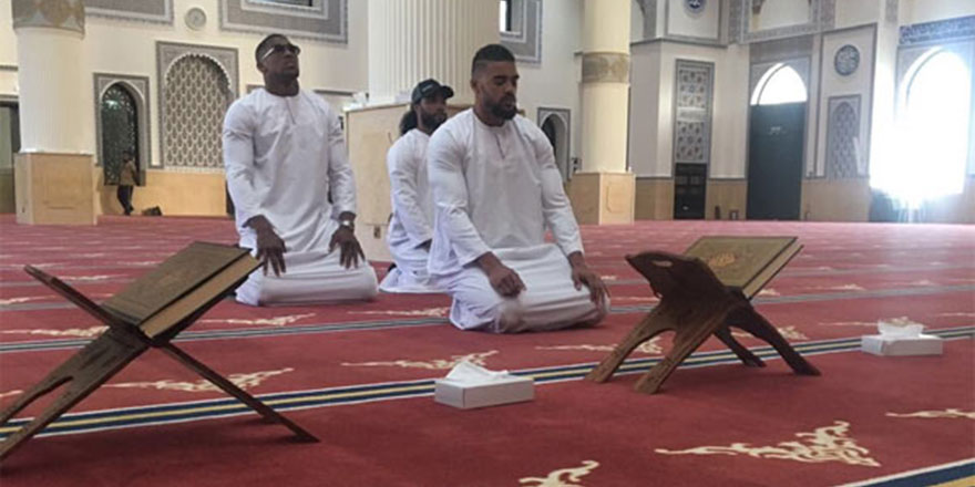 Dinsiz dünya şampiyonu camide namaz kıldı, Twitter yıkıldı!