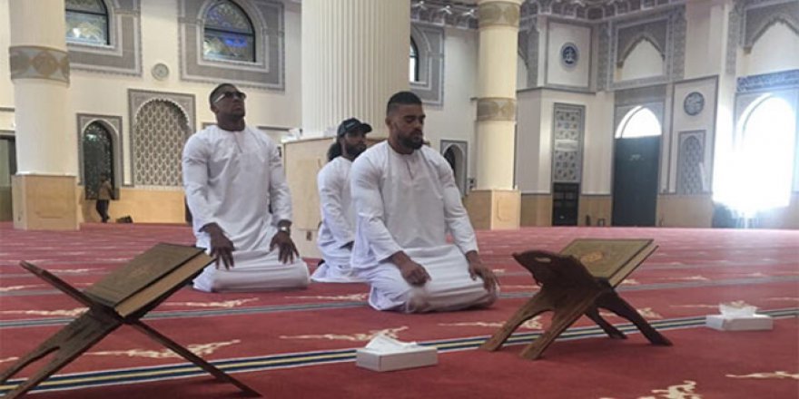 Dünya şampiyonu camide namaz kıldı, Twitter yıkıldı!