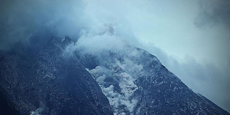 Bogoslof Yanardağı 9,5 km yükseğe patladı