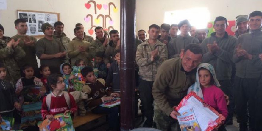 Operasyondaki askerlerden öğrencilere karne hediyesi