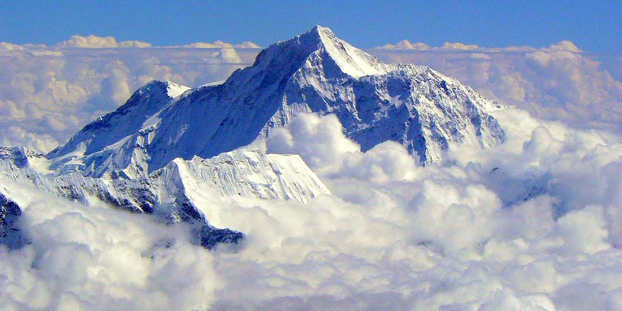 Deprem oldu Everest'in yüksekliği değişti