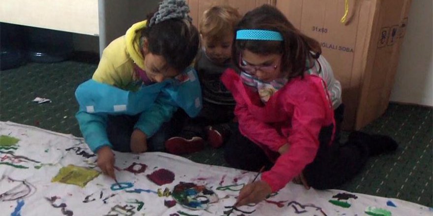 Suriyeli yetimlerin yüzünü güldürüyorlar