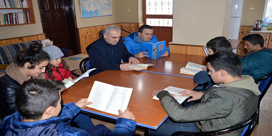 Caminin altını kütüphaneye çevirdi