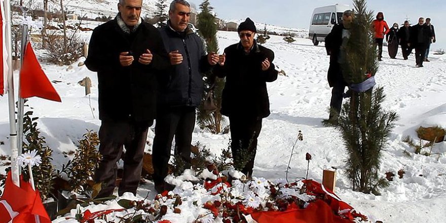 Sekin'in babası oğlunun kabrini ziyaret etti