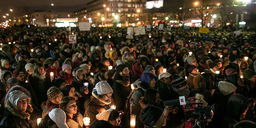 Cami saldırısında ölenler için toplandılar