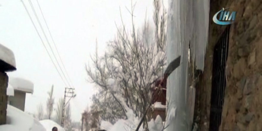 5 metrelik buz sarkıtı görenleri şaşırtıyor