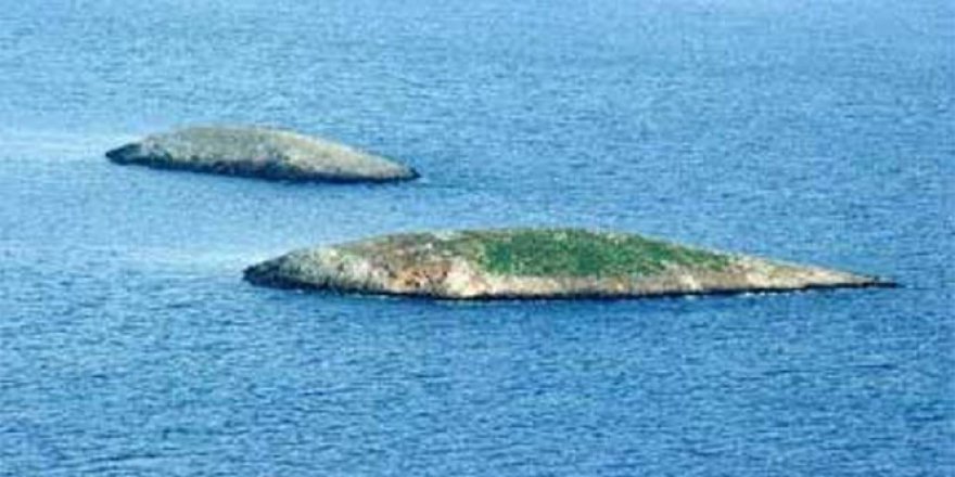 Türk Sahil Güvenlik uçağı Kardak’ın üzerinde