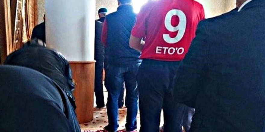 Eto'o'nun namaz fotoğrafı paylaşım rekor kırıyor