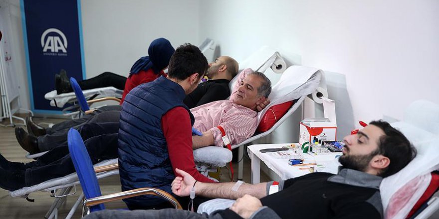 AA çalışanları Kızılay'ın kan bağışı kampanyasına katıldı