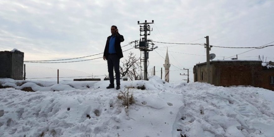 Telefonla konuşabilmek için damlara ve tepelere çıkıyorlar