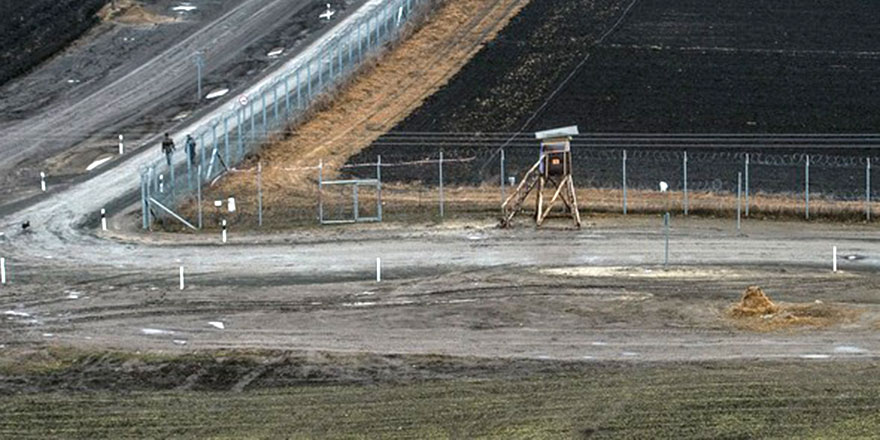 Vicdansızlık: Mültecilere karşı jiletli tel örgü çektiler