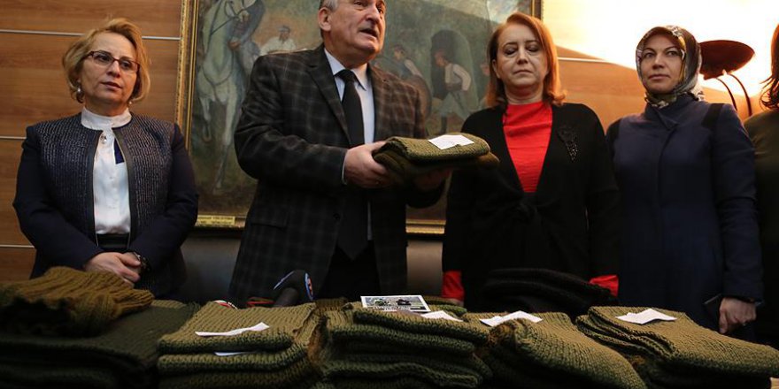 Kadınlar polis ve askerler için çorap bere eldiven ile atkı ördü