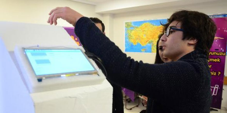 Kur'an okuyup sulama yapan mezar taşı