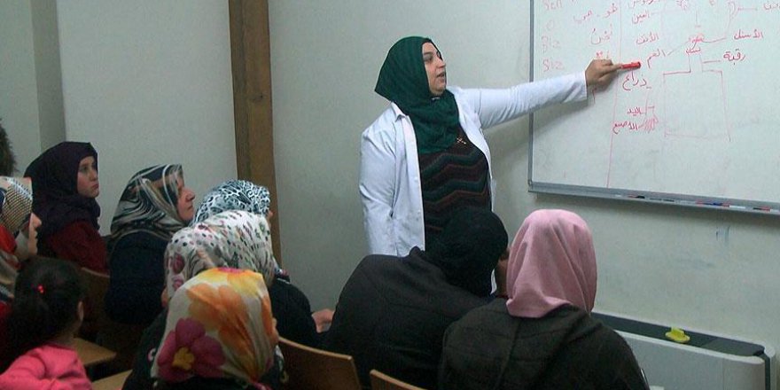 Önce Türkçe öğrendi şimdi Arapça öğretiyor