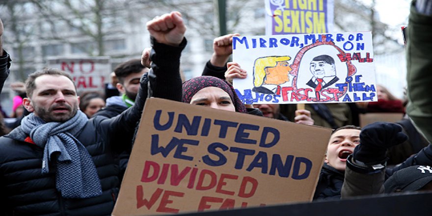 Brüksel'de yüzlerce kişi Trump'ın vize yasağını protesto etti