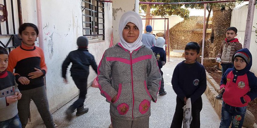 Suriyeliler battaniyeleri kışlık kıyafete çeviriyor