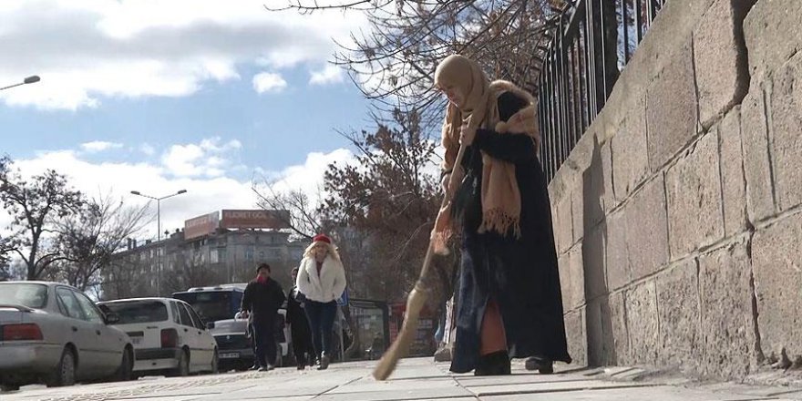 Başkent sokaklarında fuhuş kartvizitlerine 'süpürgeli' tepki