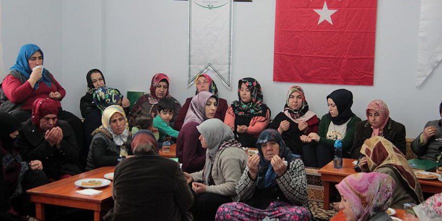 Türkiyeli ve Suriyeli kadınlar askerlerimiz için Fetih suresi okuyor