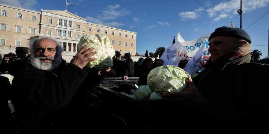 Yunanistan'da emekliler maaş kesintilerini protesto etti