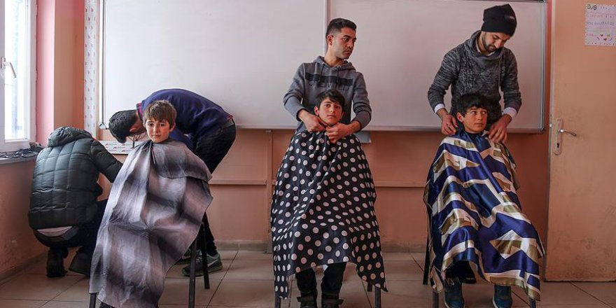 Gönüllü berberler köy çocukları için yollarda