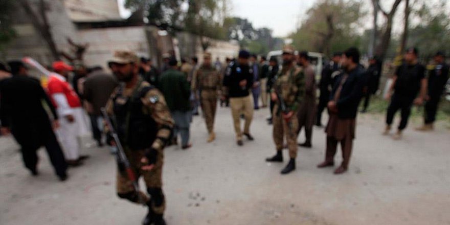 Pakistan'da türbeye bombalı saldırı: 50 ölü