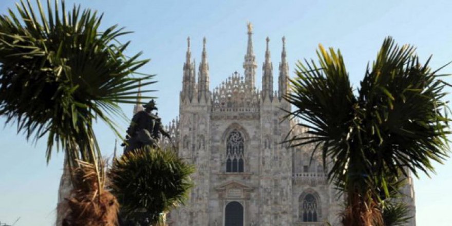 Kilisenin önüne dikilen palmiyeler ırkçılığı hortlattı