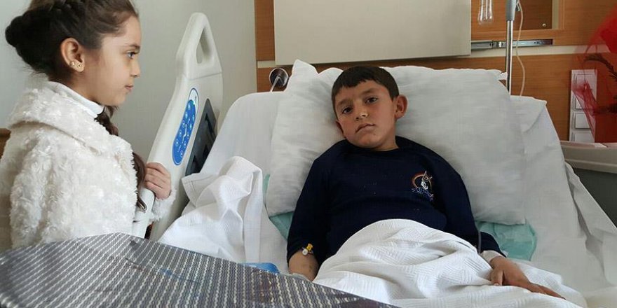 Bana el-Abed bacakları kopan çocuğu ziyaret etti