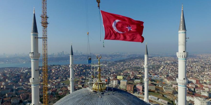 Çamlıca Camisinin alemi törenle yerleştirildi